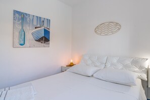 2 bedrooms, iron/ironing board, bed sheets
