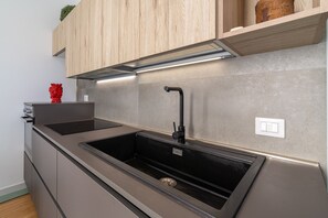 Refrigerador, horno, parrilla de estufa y cafetera y tetera 