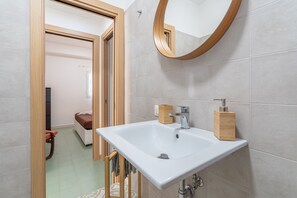 2 habitaciones, tabla de planchar con plancha y ropa de cama 