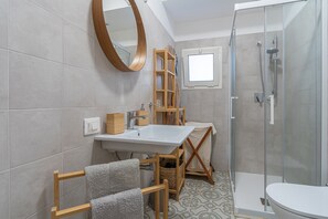 Shower, hair dryer, towels - Apartment 'Falso Pepe Marzamemi' with Private Terrace and Air Conditioning (Marzamemi)