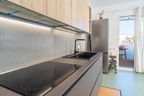 Réfrigérateur, four, plaque de cuisson, cafetière/bouilloire