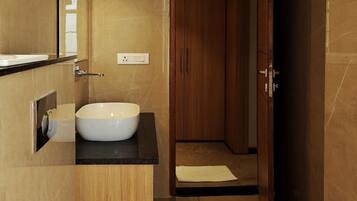 Secador de pelo, pantuflas, toallas, jabón