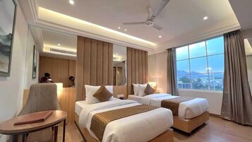 Deluxe Twin Room | Laptop workspace