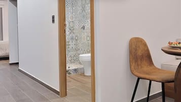 Dusche, HandtĂŒcher, Shampoo