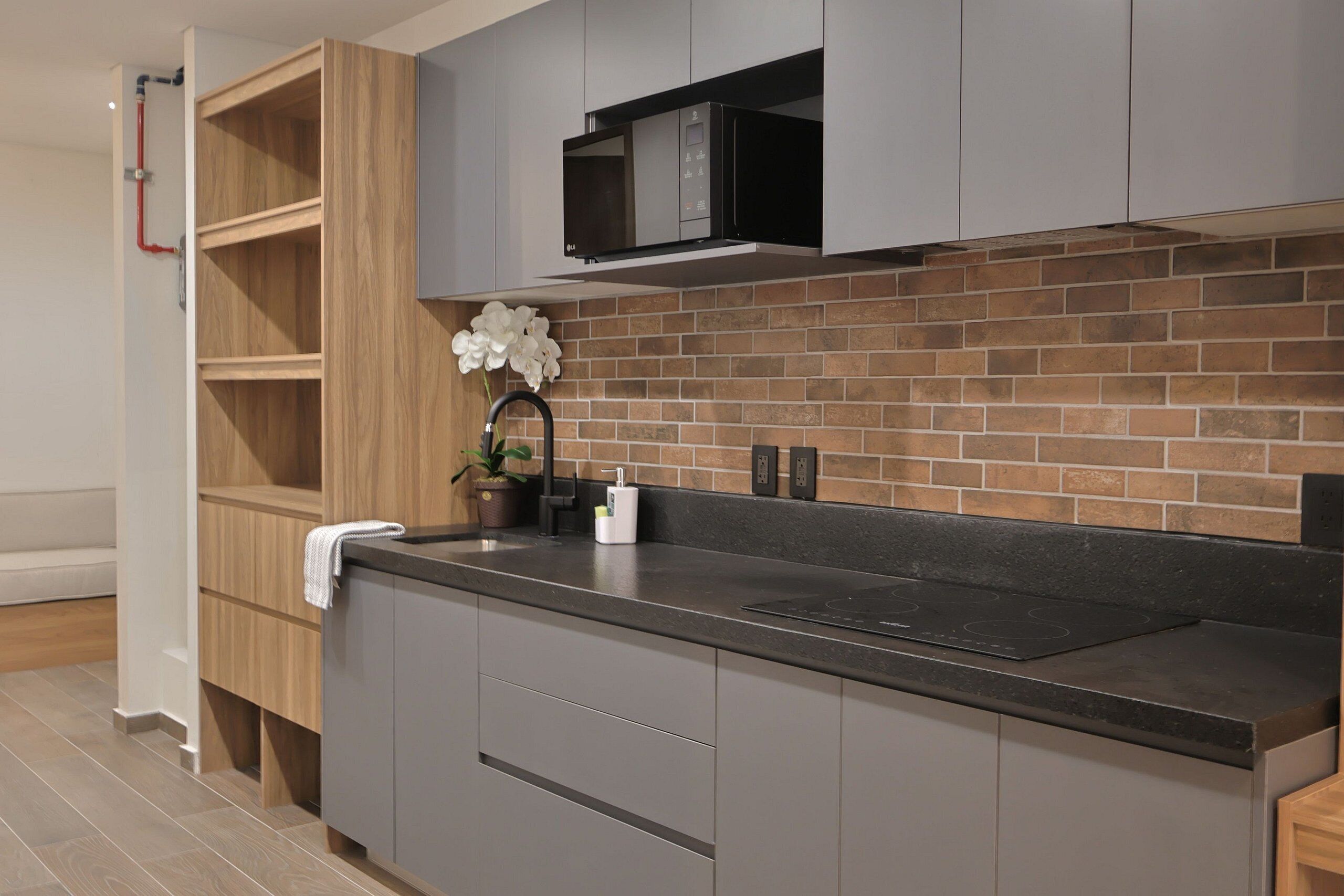 Fridge, cookware/dishes/utensils