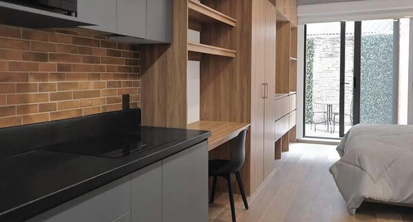 1 habitación, escritorio, tabla de planchar con plancha y wifi 