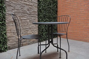 Outdoor dining - Marsellesa 1 By Del Mar (Guadalajara)