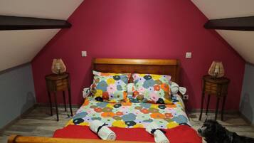Tabla de planchar con plancha, wifi y ropa de cama