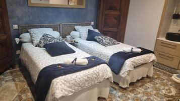 Tabla de planchar con plancha, wifi y ropa de cama