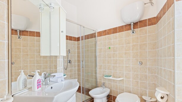 A bathroom with a shower, toilet, bidet, and sink. - Holiday Home 'Mari E Monti' with Sea View, Wi-Fi and Air Conditioning (Scano di Montiferro)