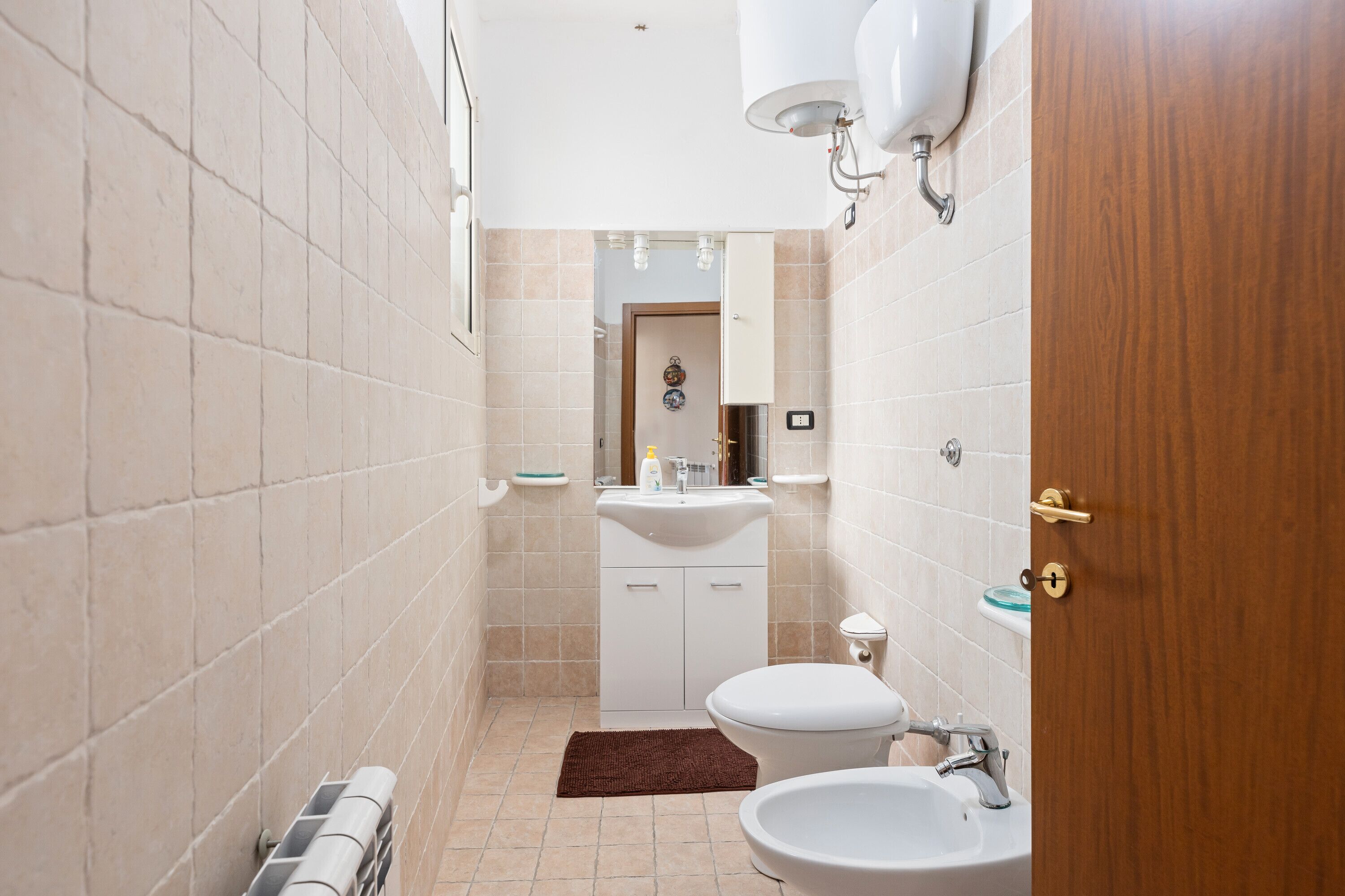 Een douche, een haardroger, handdoeken