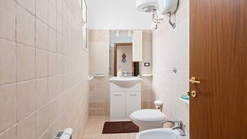 Een douche, een haardroger, handdoeken