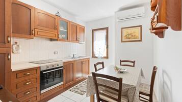 Kühlschrank, Ofen, Herdplatte, Kochgeschirr/Geschirr/Besteck