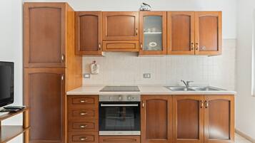 Kühlschrank, Ofen, Herdplatte, Kochgeschirr/Geschirr/Besteck