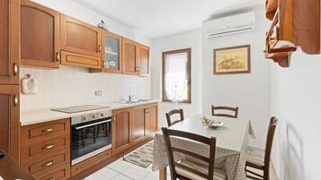 Fridge, oven, stovetop, cookware/dishes/utensils