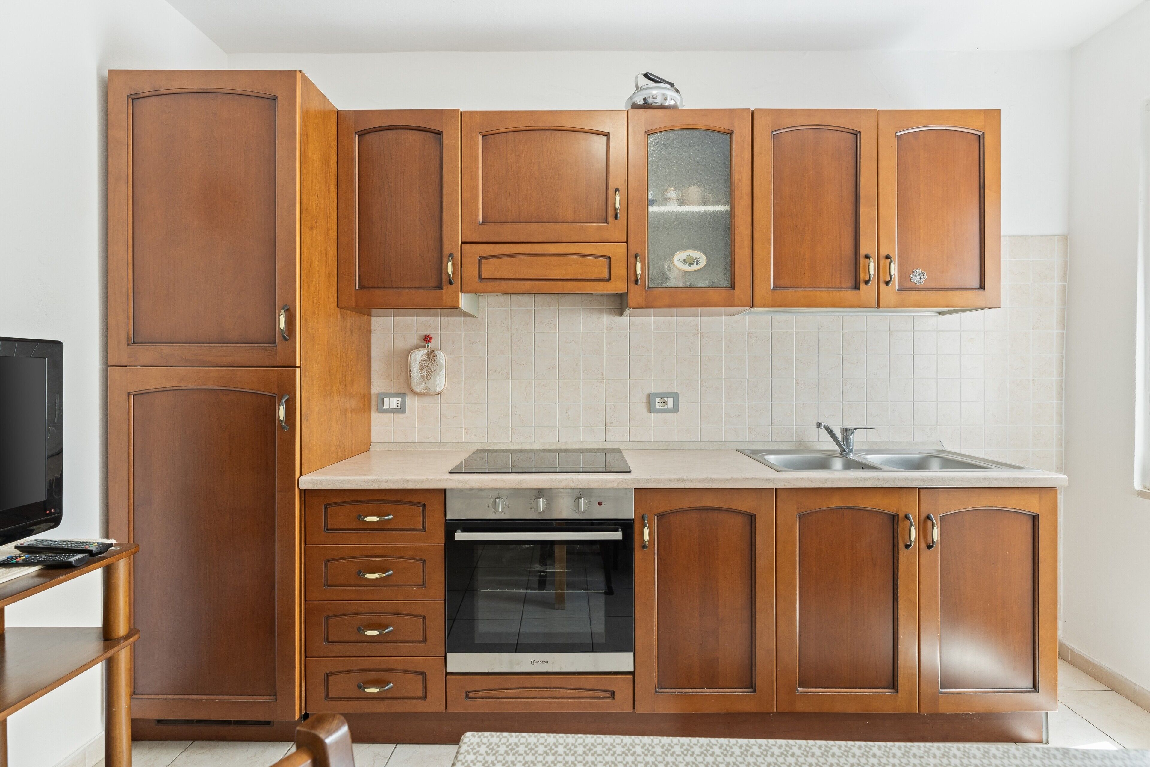 Fridge, oven, stovetop, cookware/dishes/utensils