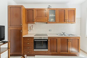 Refrigerador, horno, parrilla de estufa y utensilios de cocina 