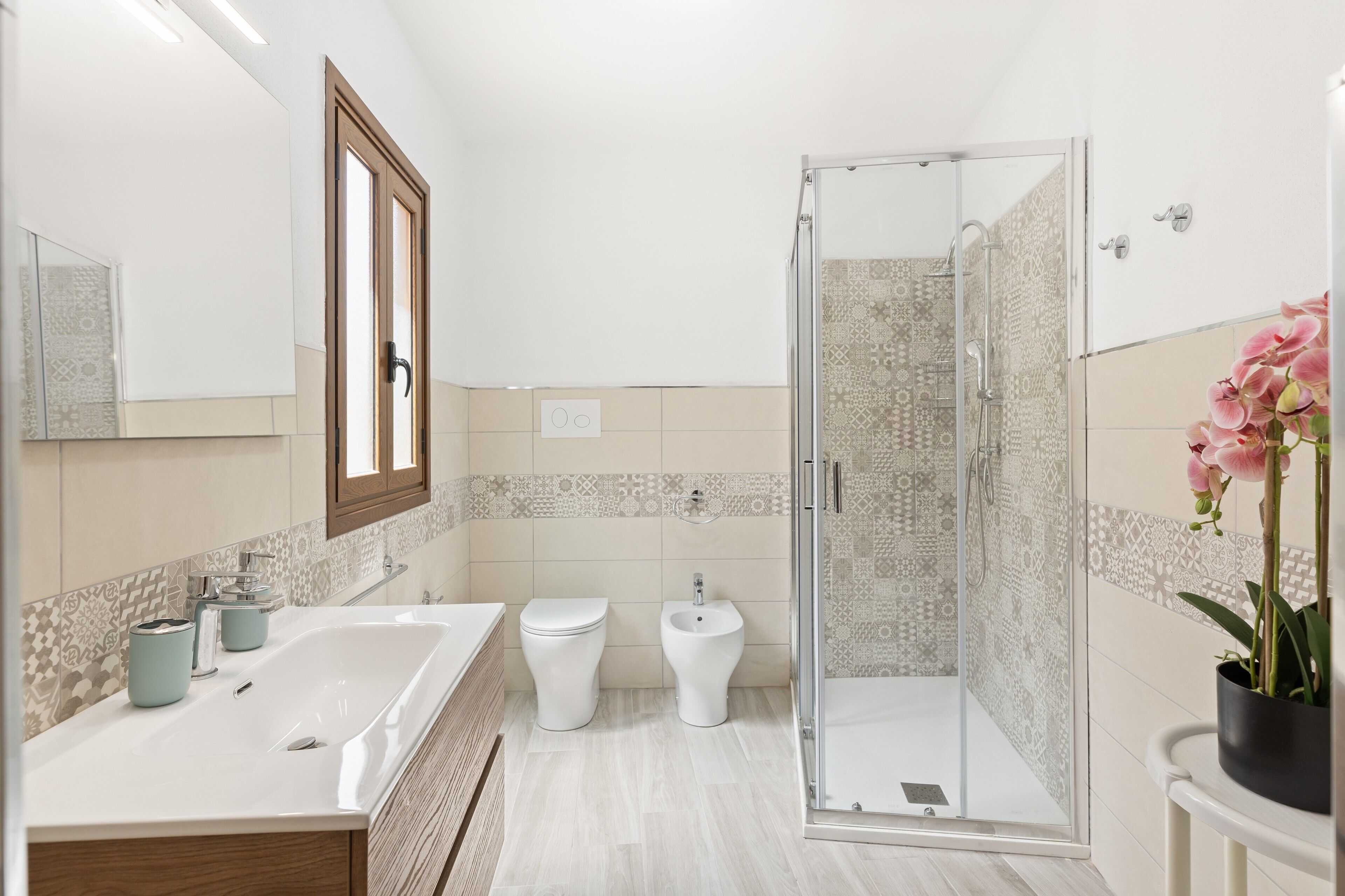 Regadera, secadora de cabello, toallas 