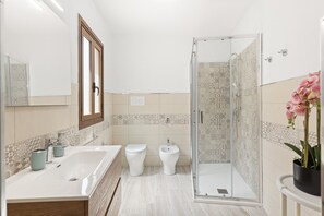 Douche, séchoir à cheveux, serviettes fournies