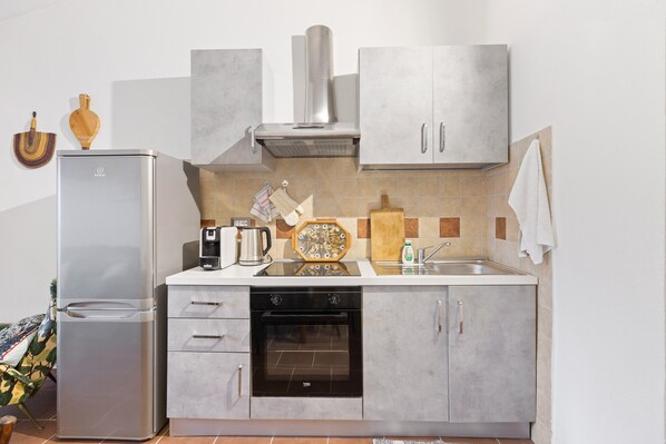 Fridge, oven, stovetop, coffee/tea maker