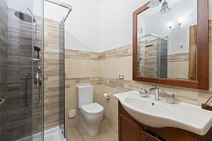 Dusche, Haartrockner, HandtĂŒcher