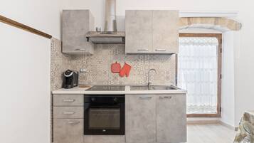 Frigorífico, horno, placa de cocina y cafetera o tetera