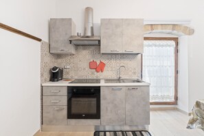 Fridge, oven, stovetop, coffee/tea maker