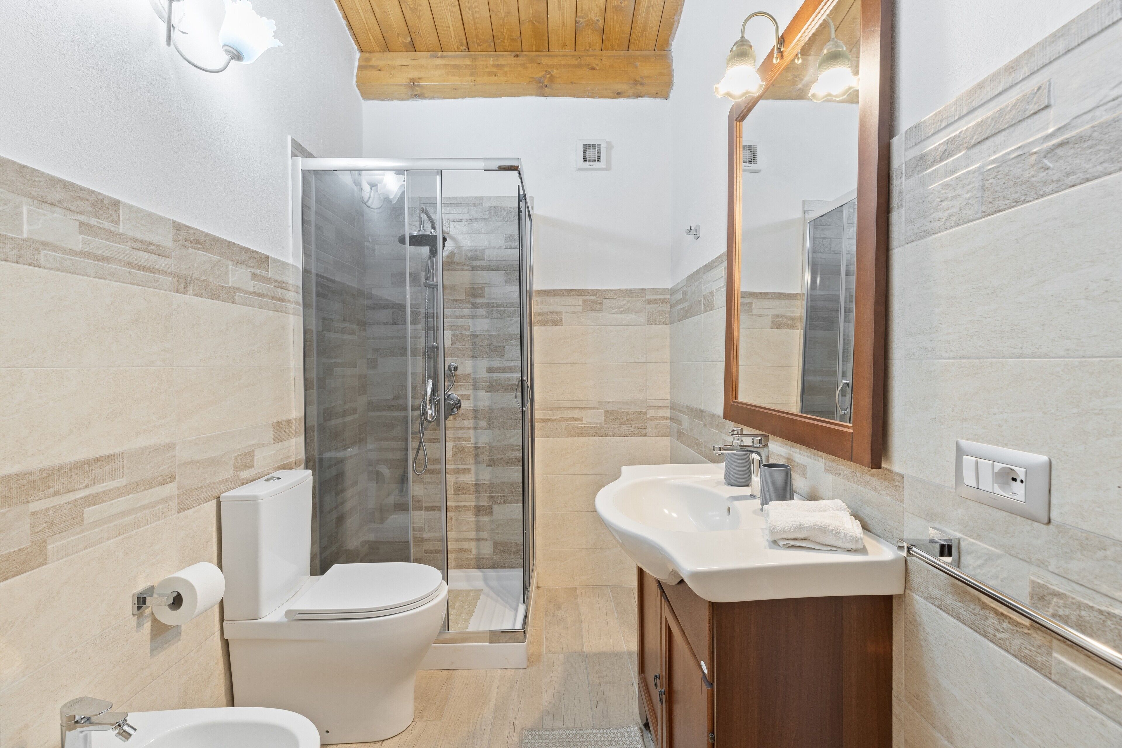 Douche, sèche-cheveux, serviettes fournies