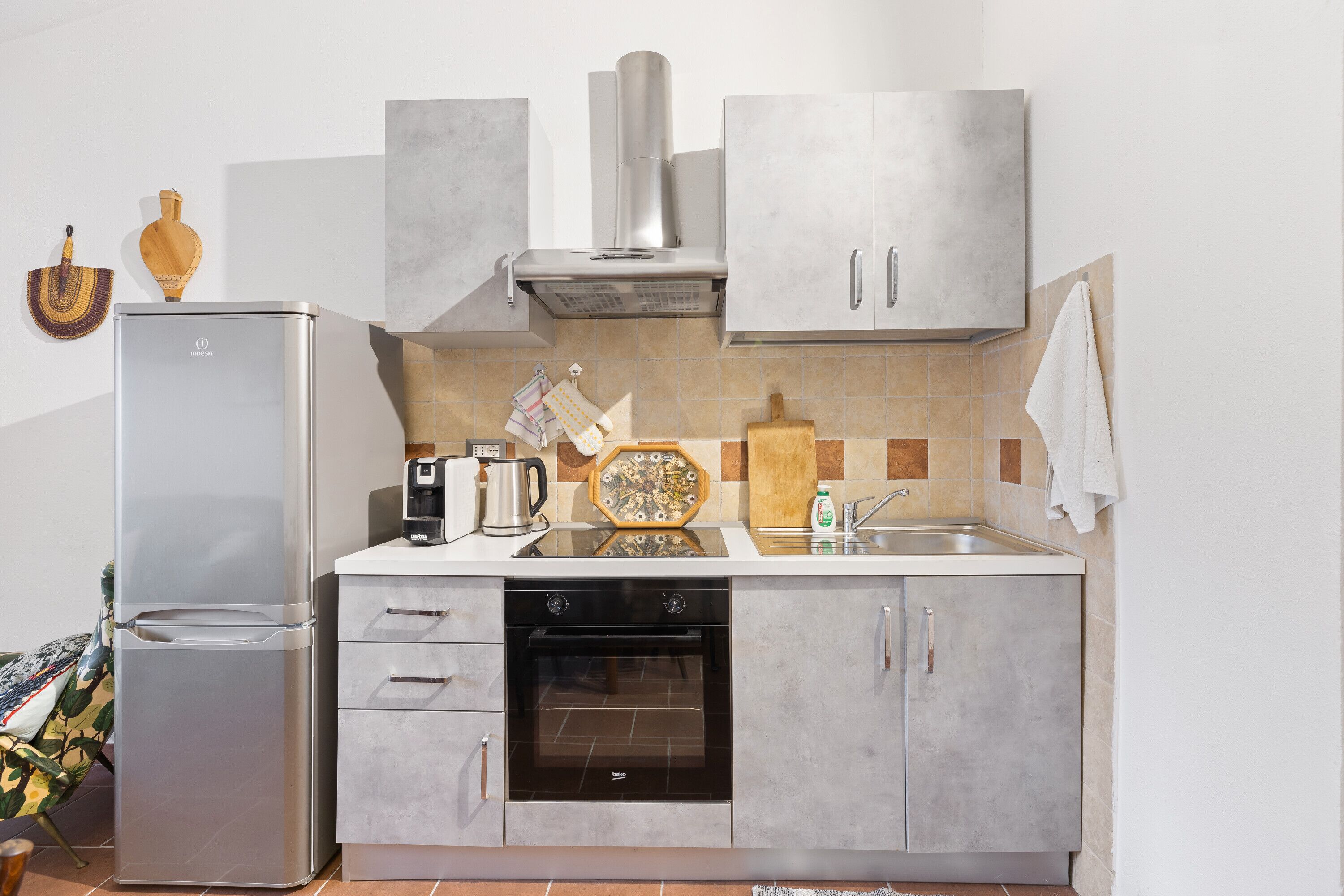 Réfrigérateur, four, plaque de cuisson, cafetière/bouilloire