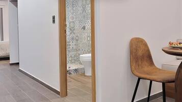 Een douche, handdoeken, shampoo