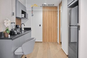 Kjøleskap, mikrobølgeovn, kaffetrakter/tekoker og kjøkkenutstyr