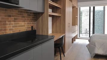 1 habitación, escritorio, tabla de planchar con plancha y wifi