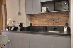 ثلاجة، ميكروويف، ماكينة لصنع القهوة/الشاي، مستلزمات طهي/أطباق/أوعية