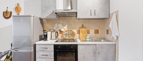 Fridge, oven, stovetop, coffee/tea maker