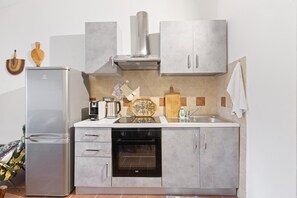Geladeira, fogão, cooktop, cafeteira/chaleira