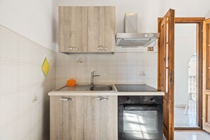 Fridge, oven, stovetop, cookware/dishes/utensils