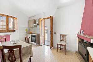 Fridge, oven, stovetop, cookware/dishes/utensils