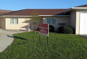 Exterior - Guardian Inn (Le Center)