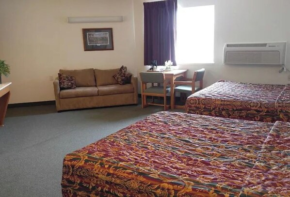 Standard dubbelrum - 2 queensize-sängar - icke-rökare | Värdeförvaringsskåp på rummet och arbetsyta för laptop