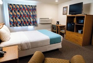 Standard Room, 1 King Bed, Non Smoking | In-room safe, laptop workspace, blackout curtains, soundproofing