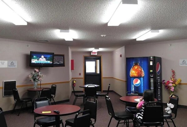 Standard Room, 1 King Bed, Non Smoking | In-room safe, laptop workspace, blackout drapes, soundproofing - Guardian Inn (Le Center)