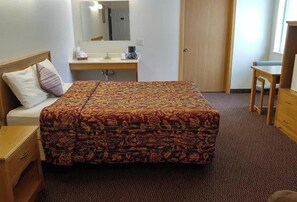 Deluxe Room, 1 Queen Bed, Non Smoking | In-room safe, laptop workspace, blackout drapes, soundproofing - Guardian Inn (Le Center)