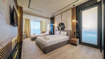 Habitación triple clásica, balcón | Sábanas de algodón egipcio, ropa de cama de alta calidad, minibar