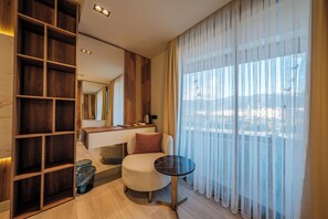 Classic-Doppelzimmer, Balkon, Stadtblick | Wohnbereich