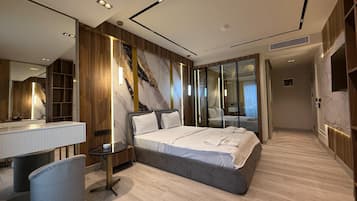 Habitación doble clásica, balcón, vista a la ciudad | Sábanas de algodón egipcio, ropa de cama de alta calidad y minibar