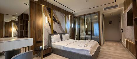 Chambre classique double, balcon, vue sur la ville | Draps en coton égyptien, literie de qualité, minibar, coffre-fort