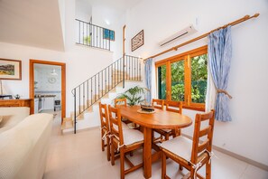 Dining - Holiday Home Llagosta 31 in Sa Ràpita, very close to the sea with terrace, private garden, and Wi-Fi (Sa Ràpita)