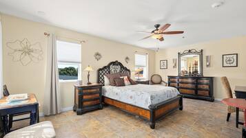 Casa familiar | Espai de treball apte per a portàtils i planxa i posts de planxar