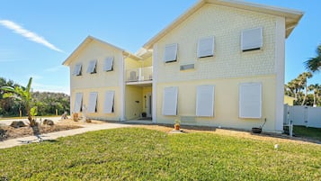 Vista frontal de la propiedad