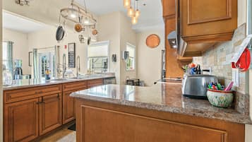 Family House | Private kitchen | Full-size fridge, microwave, oven, stovetop